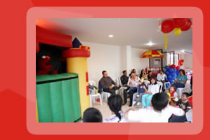 Titeres gigantes y teatrinos inflables para fiestas infantiles.
